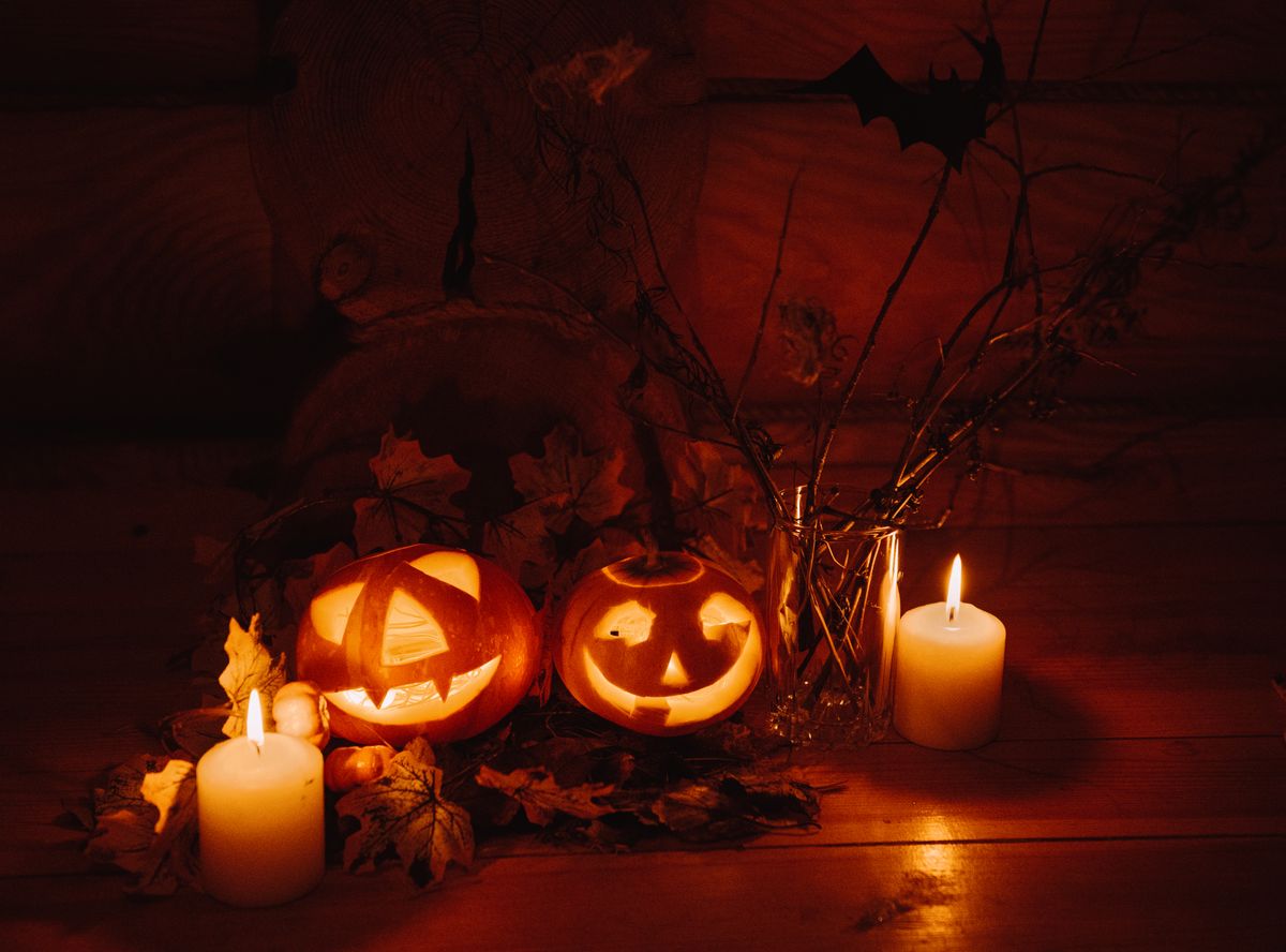 Calabazas talladas iluminadas con velas en temporada de Día de Muertos